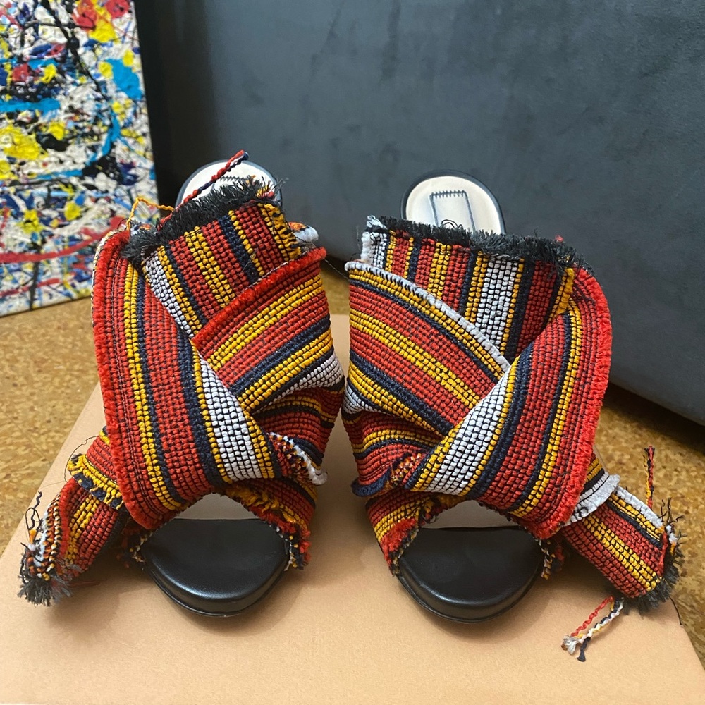 N°21
N21 Multicolor Fabric Raso Knot Peep Toe Mules Size 37 Sandals. Gently used